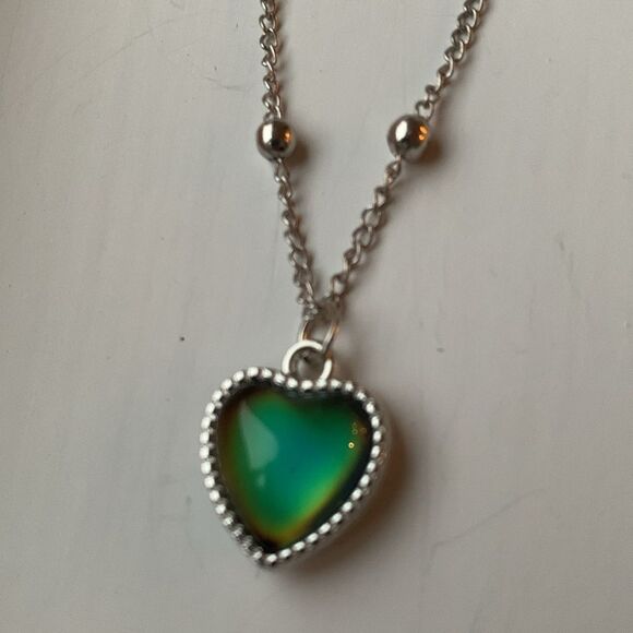 Color Changing Mood Heart Pendant on Silver Tone Chain - Retro Style Necklace - Picture 3 of 10